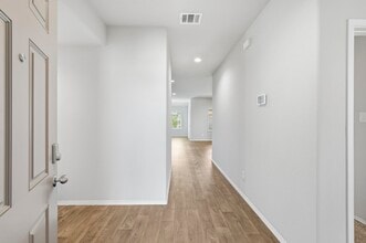 Building Photo - 3935 Country Club Dr