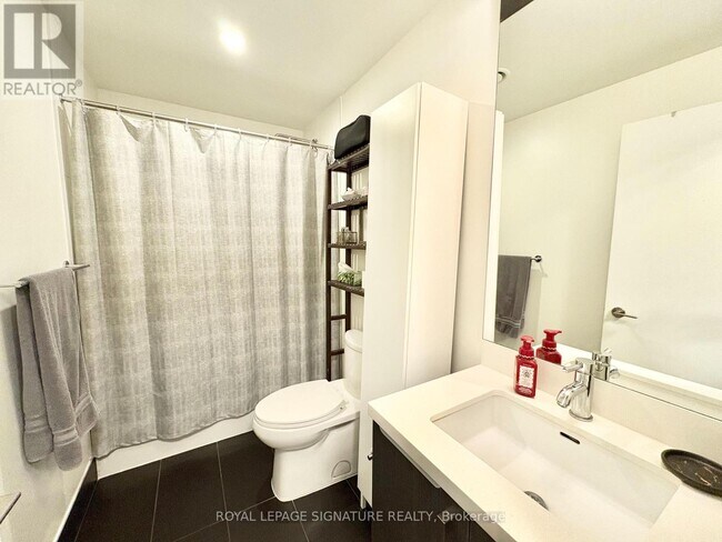 Building Photo - 455 Front St E