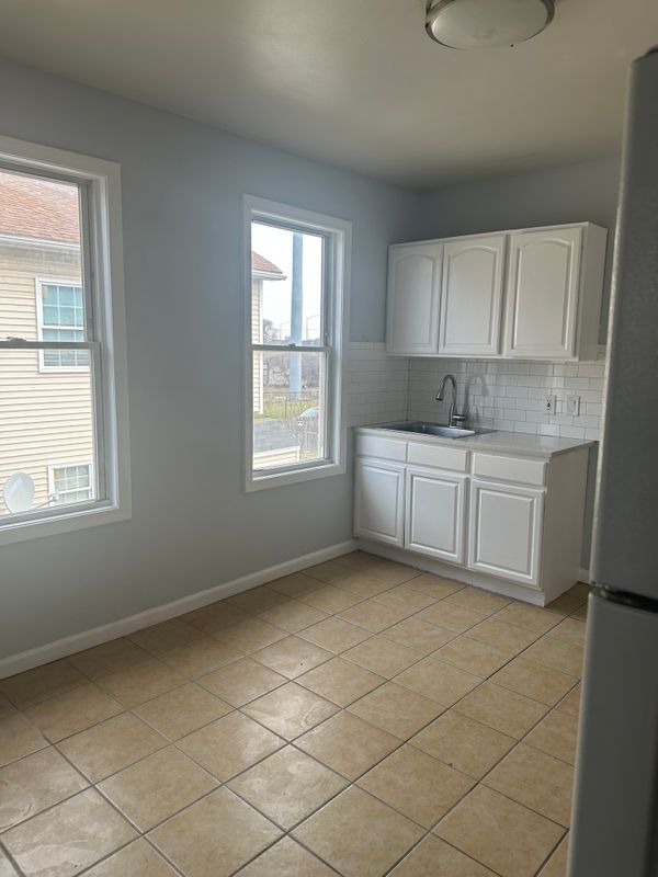 Foto del edificio - 220-222 Beardsley Street, 2nd Floor