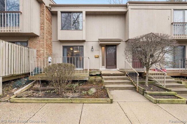 Building Photo - 1432 Oakbrook E Dr