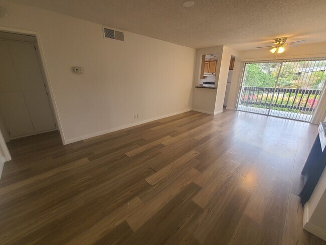 Building Photo - Spacious Condo in Secured Complex w/ Balco...