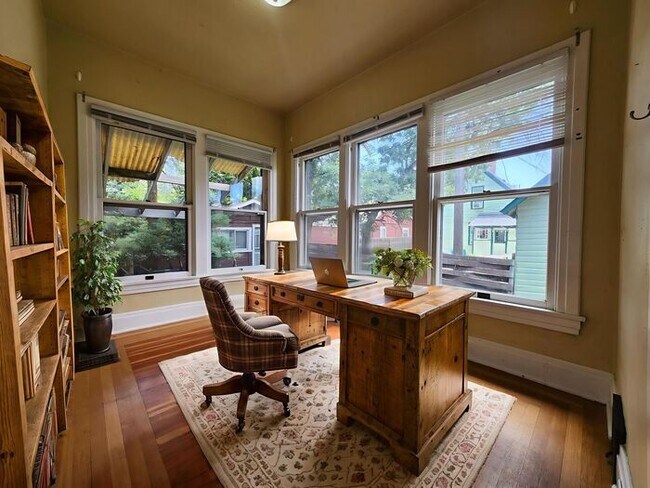 Foto del edificio - Victorian Home Downtown – Available NOW