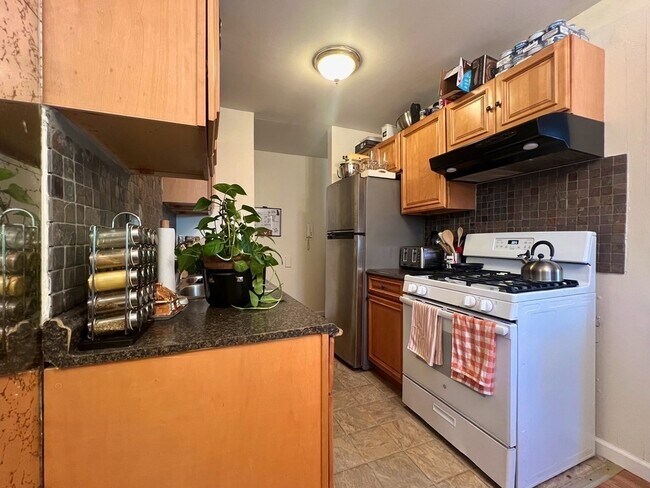 Building Photo - 25 Regency Park Dr