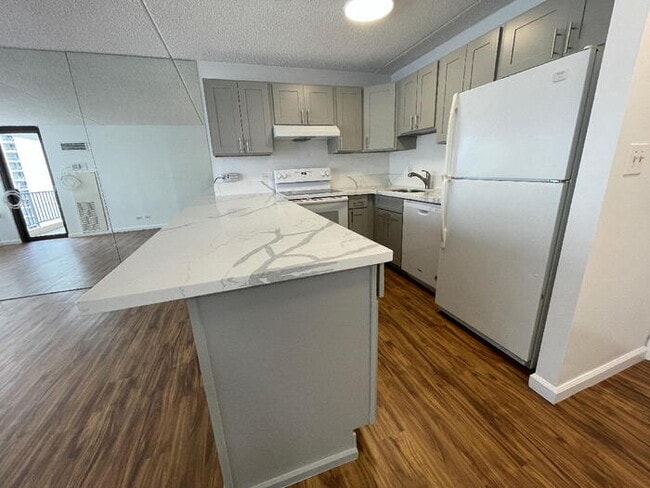 Building Photo - CHATEAU WAIKIKI 1/1/1 sec, A/C, W/D, lanai...