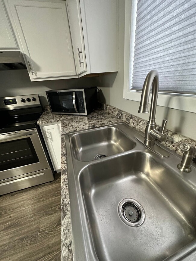 Building Photo - "Charming 2-Bed Sanctuary in Minot's Heart – 858 Sq Ft of Cozy Living!"