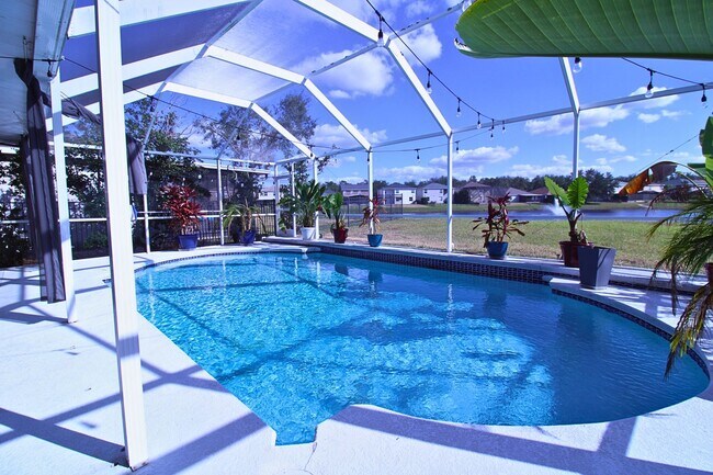 Foto del edificio - SPACIOUS 4-BED, 3-BATH HOME WITH PRIVATE BACKYARD PARADISE IN RIVERVIEW, FL