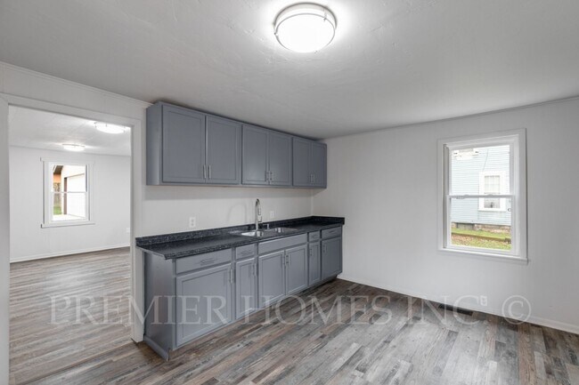 Foto del edificio - 3 Bed Home with Basement & Off-Street Parking – $1,395/mo