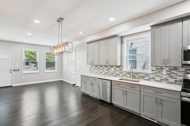 Foto del edificio - 526 Roxboro Pl NW