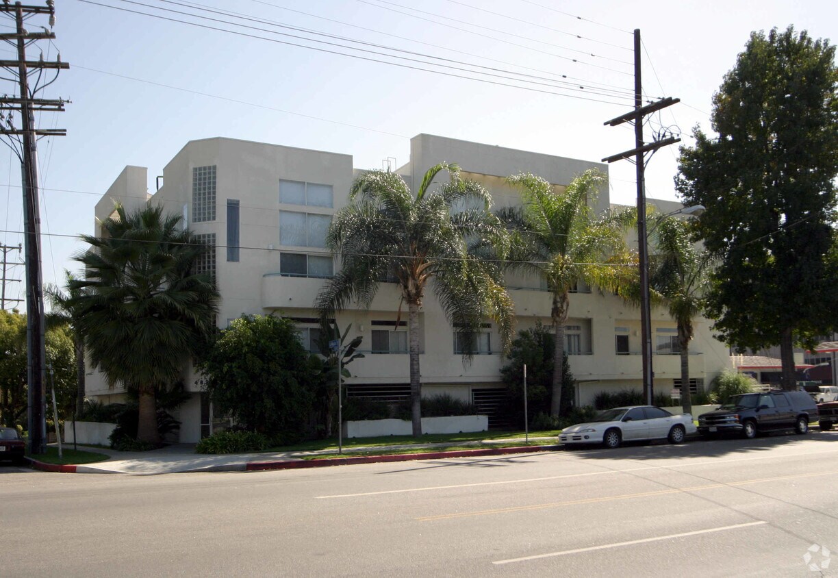 Building Photo - 4820-4822 Coldwater Canyon Ave