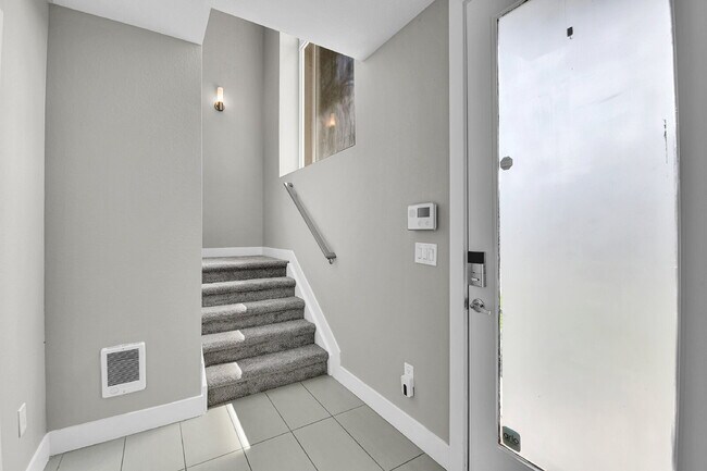 Foto del edificio - $2,850- 2 Bed/2.5-bathroom Townhome in Denver with Rooftop Deck!