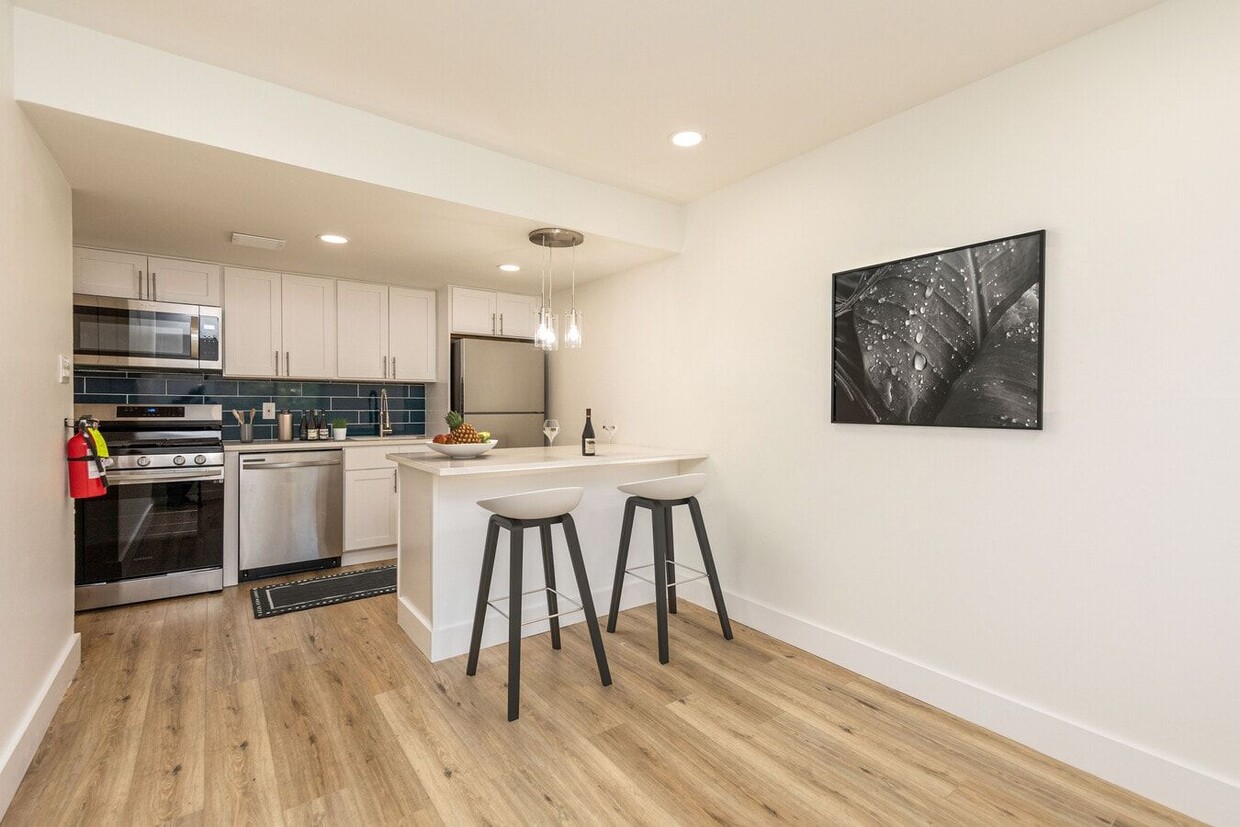 Breakfast Bar-Upgraded - Racquet Club Apartments and Townhomes