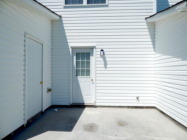 Building Photo - Two Bedroom Townhome in Desirable Carolina...