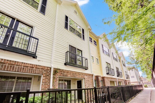 Building Photo - Home in a gated community with no back nei...