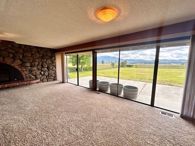 Building Photo - Unique 3 Bed, 2.5 Bath Rancher w/ Huge Yar...