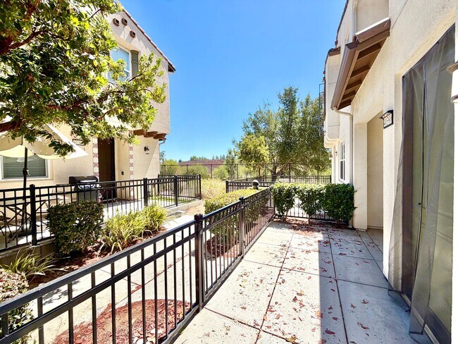 Foto del edificio - Move-In Ready 2 Bedroom 2.5 Bathroom Condo with LOFT & 2 Car Garage