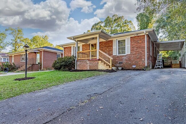 Building Photo - 3 Bedroom 2 Bathroom Brick Ranch in Anderson