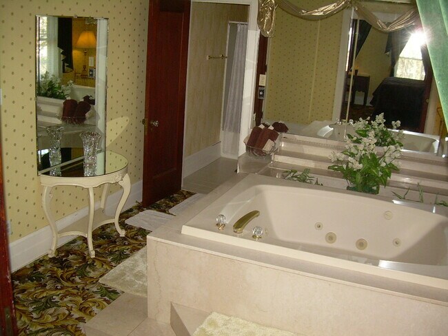 Whirlpool Bath - 305 Oregon Ave