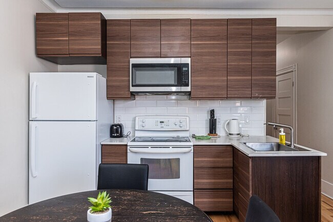 Building Photo - 990 Rue du Couvent