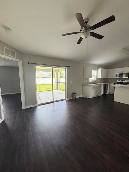 Foto del edificio - 581 NW Goldcoast Ave
