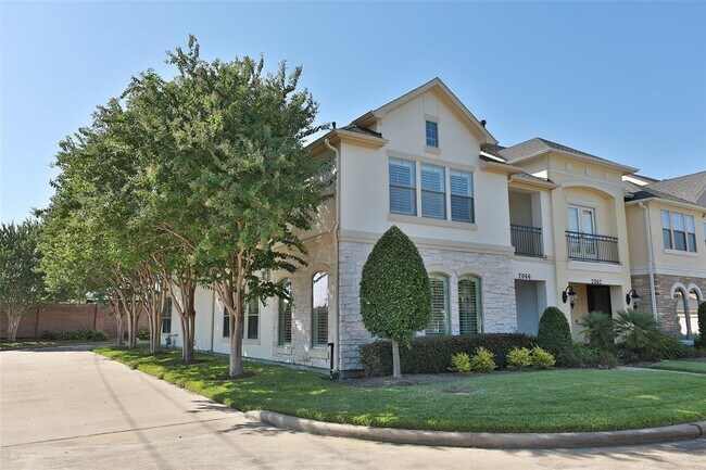 Foto del edificio - 2066 Palm Forest Ln