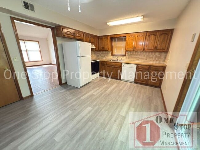 Building Photo - Cozy 2 Bedroom Duplex with Loft & Garage –...