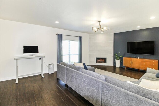 Building Photo - 647 Beverly Cir