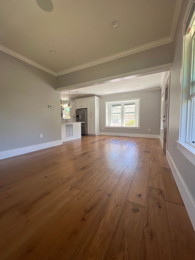 Building Photo - Charming Two bedroom Home