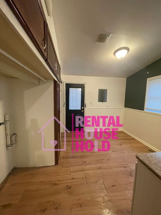 Building Photo - Beautiful 3 Bedroom Ranch~ Dearborn Heights