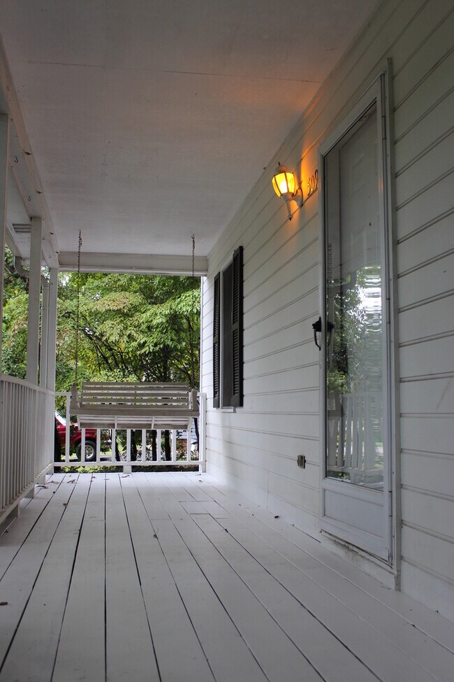 Building Photo - LARGE Bedrooms and Huge Closets at 5097 Hu...