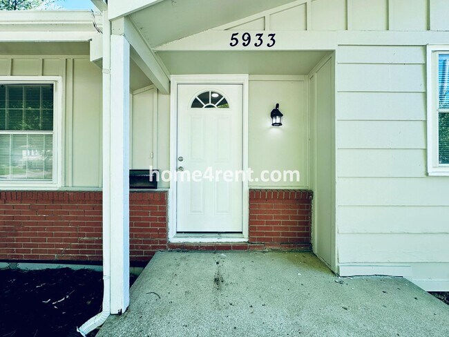 Foto del edificio - Like New, Ranch Style Home in Raytown - Wood Floors, Finished Basement, Fenced Yard!