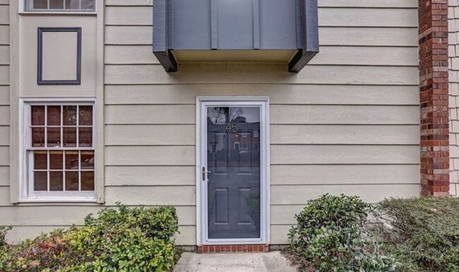 Foto del edificio - Charming Town Home Available August 12th.