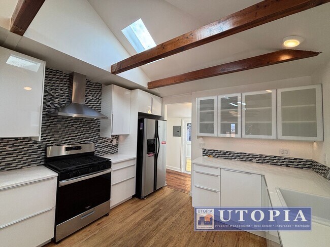 Foto del edificio - Charming, Sun-Filled 2BD/1BA Home on Quiet...