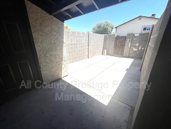 Building Photo - 2425 E Waltann Ln