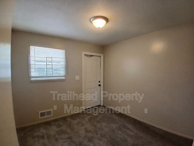 Building Photo - 3325 S Oxford Ave