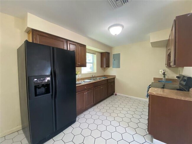 Building Photo - 2010 NW 30th Ave