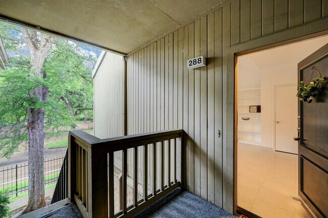 Building Photo - 2100 Tanglewilde St