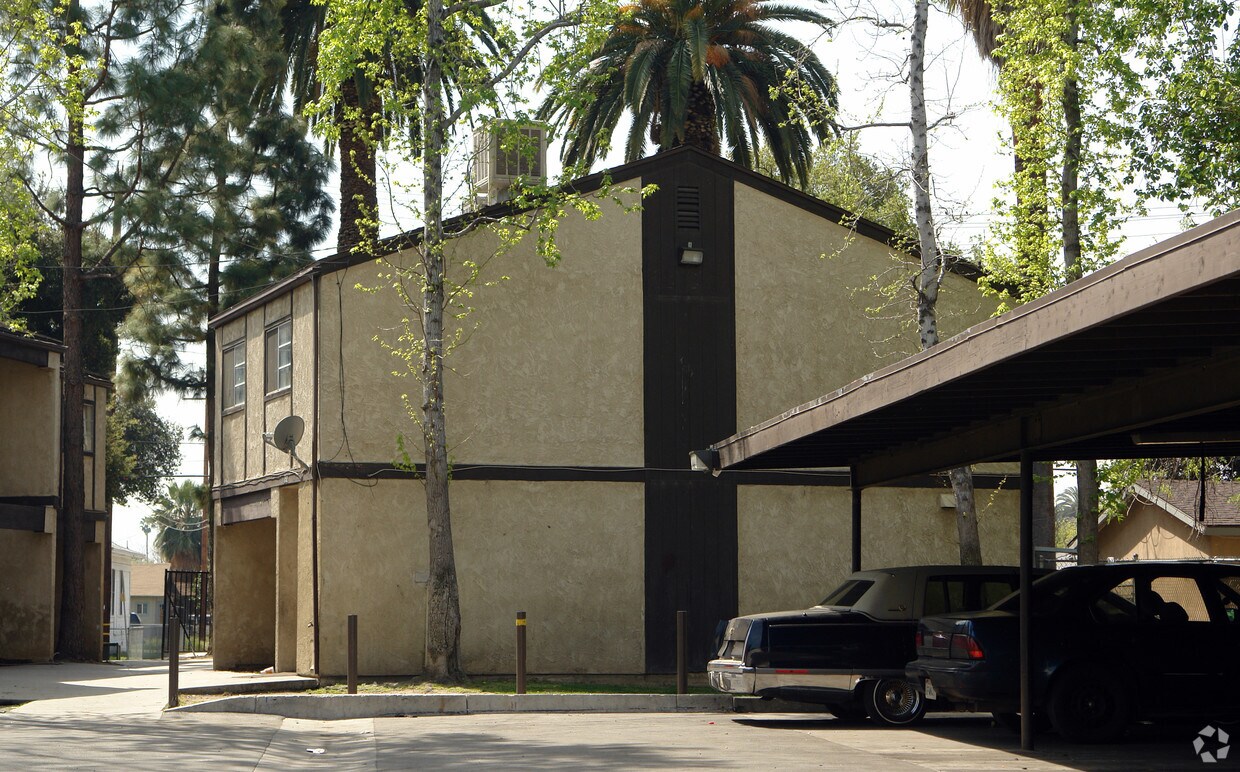 Building Photo - 754 W 7th St