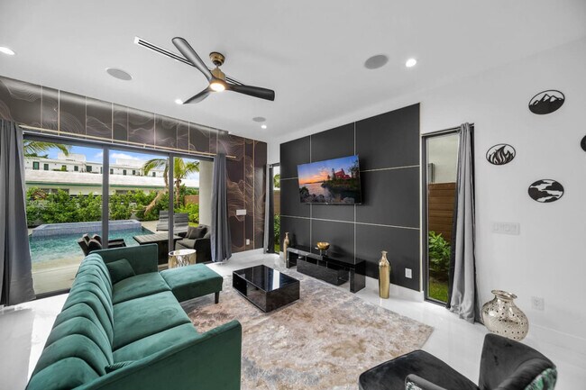 Building Photo - 547 NE 16th Ave