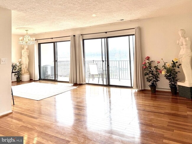 Foto del edificio - 532 Riviera Dr