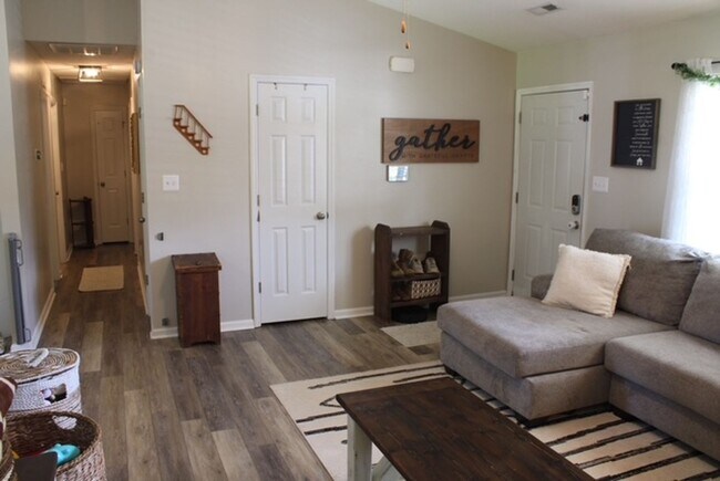 Foto del edificio - 118 Pear Tree Ln