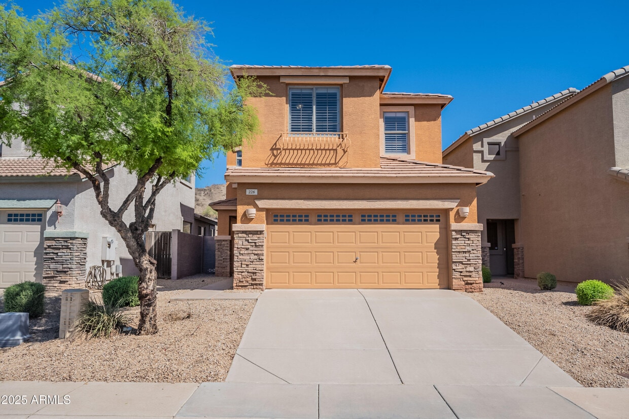 Foto principal - 226 E Redwood Ln