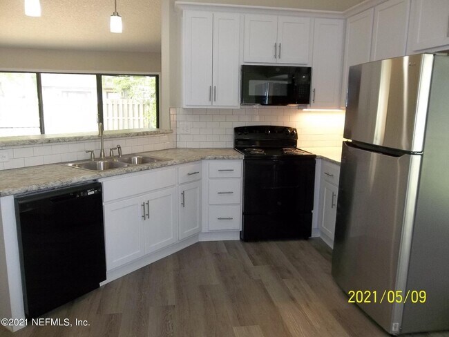 Foto del edificio - 8072 Kilwinning Ln