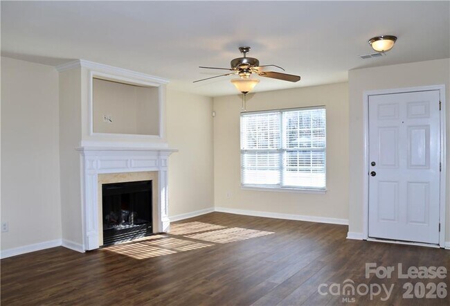 Foto del edificio - 8727 Wandering Creek Way
