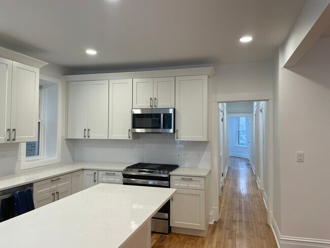 Building Photo - 4430 N Maplewood Ave