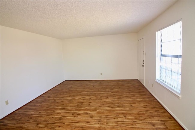 Building Photo - 511 W Oak St