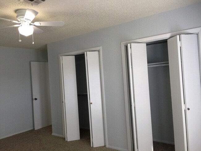 Building Photo - 1825 Sq Ft- 3 Bed/2Bath Duplex- All Applia...