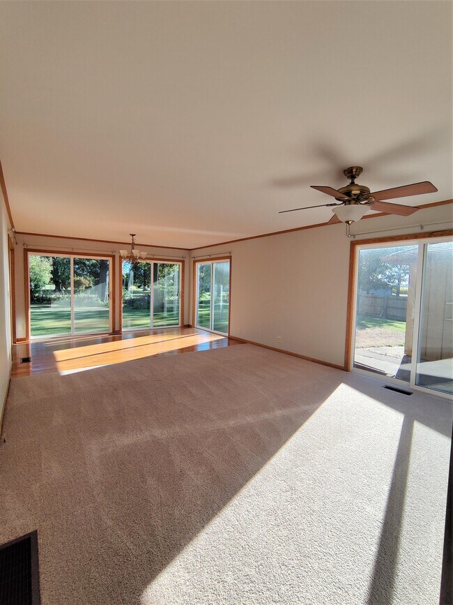Building Photo - 15530 Crystal Acres Dr