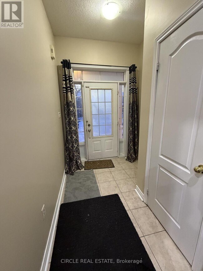 Building Photo - 15 Tailfin Rd