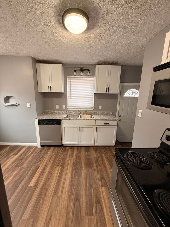 Foto del edificio - Newly Remodeled 4 bedroom