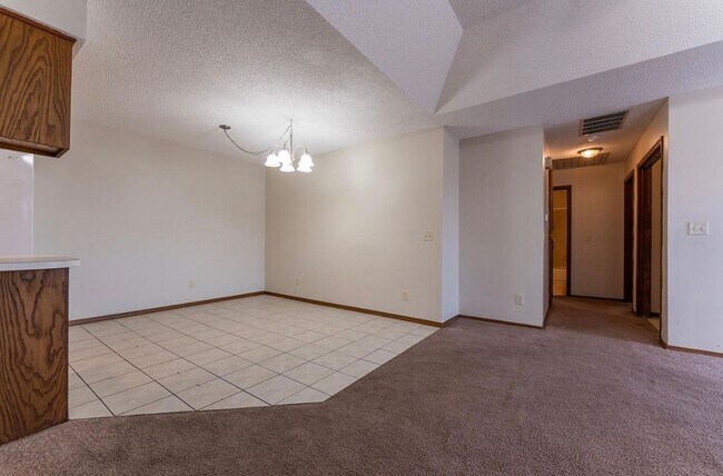 Building Photo - 613-615 E Redwood
